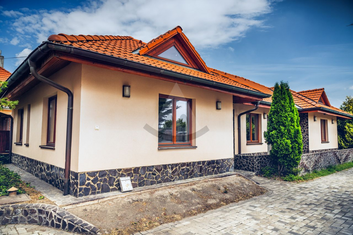 Beautiful 5 bedroom bungalow with business in one in Veľký Meder