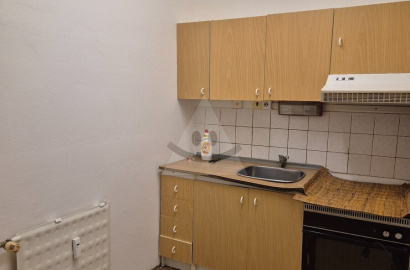 Spacious 1-bedroom apartment in original condition in the sought-after location of Komárno